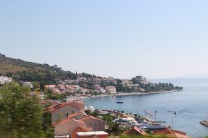 le case che si affacciano sul mare nel Villaggio di Podgora 