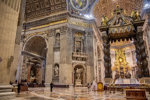 L'altare della Basilica di San Pietro con due statue, ecco cosa vedere a Roma in tre giorni