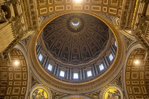 La Cupola di San Pietro fotografata dal basso, ecco cosa vedere a Roma in tre giorni
