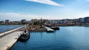 Il Porto di Valona con una nave mercantile, prima tappa del viaggio in Albania