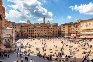 Piazza del Campo in una bella giornata di sole, ecco cosa vedere a Siena in un giorno