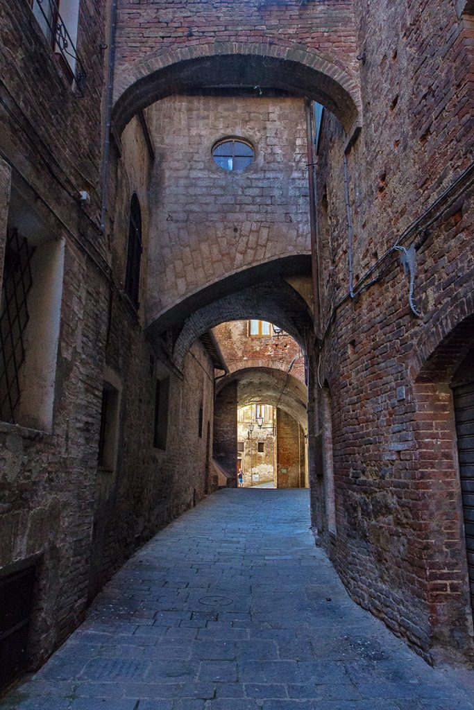 Un vicolo caratteristico di Siena