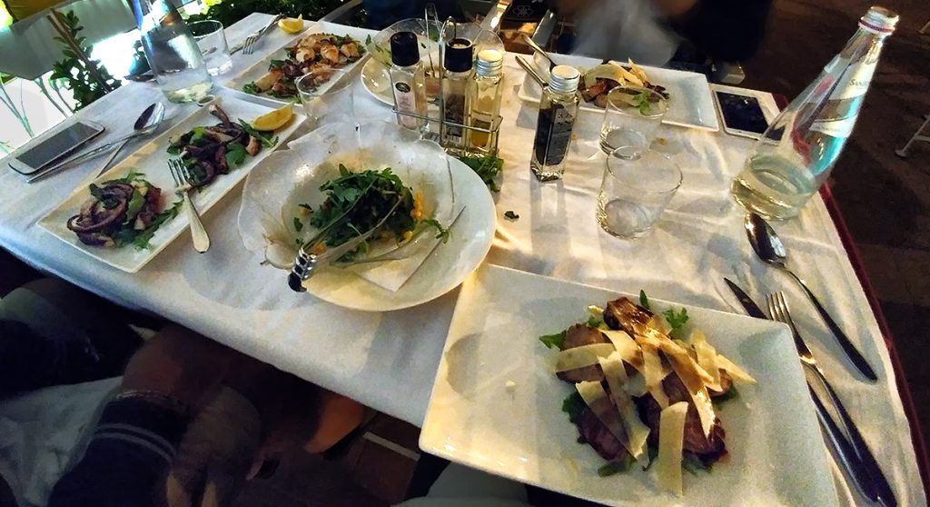 Quattro piatti su un tavolo ad una cena durante il viaggio in Montenegro