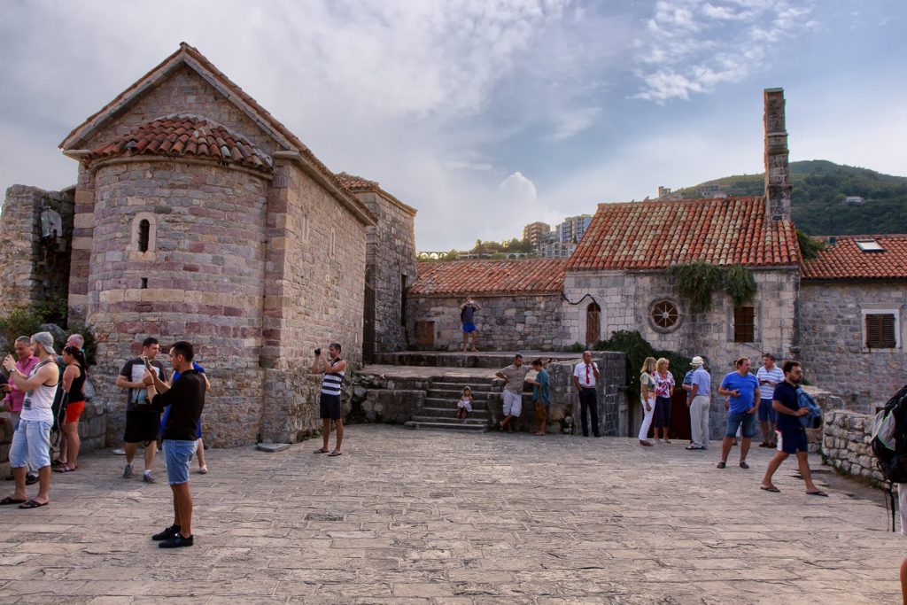 Piazzale nella città vecchia di Budva, una meraviglia del viaggio in Montenegro