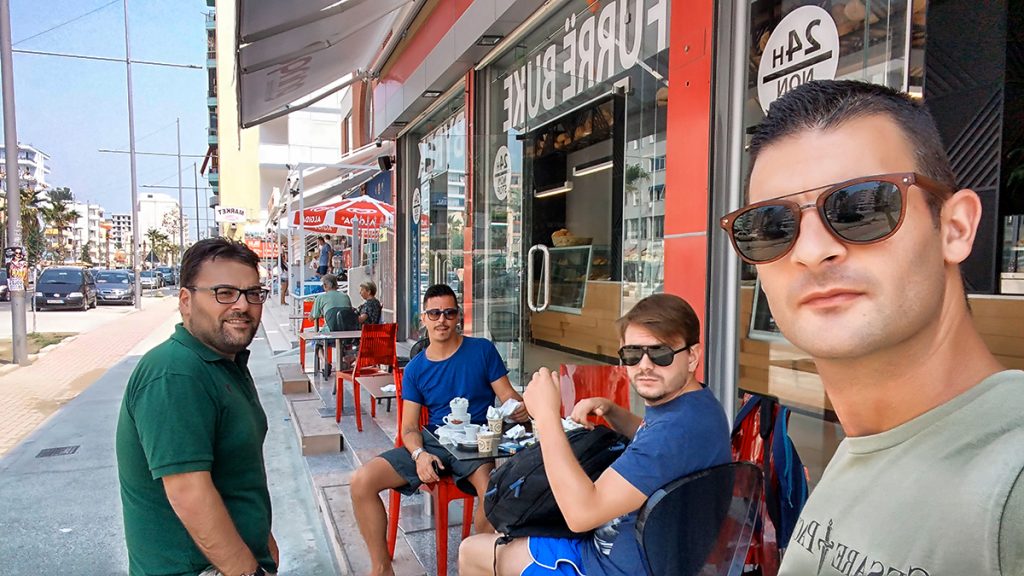 quattro ragazzi che fanno un selfie seduti in un bar durante il viaggio in Montenegro