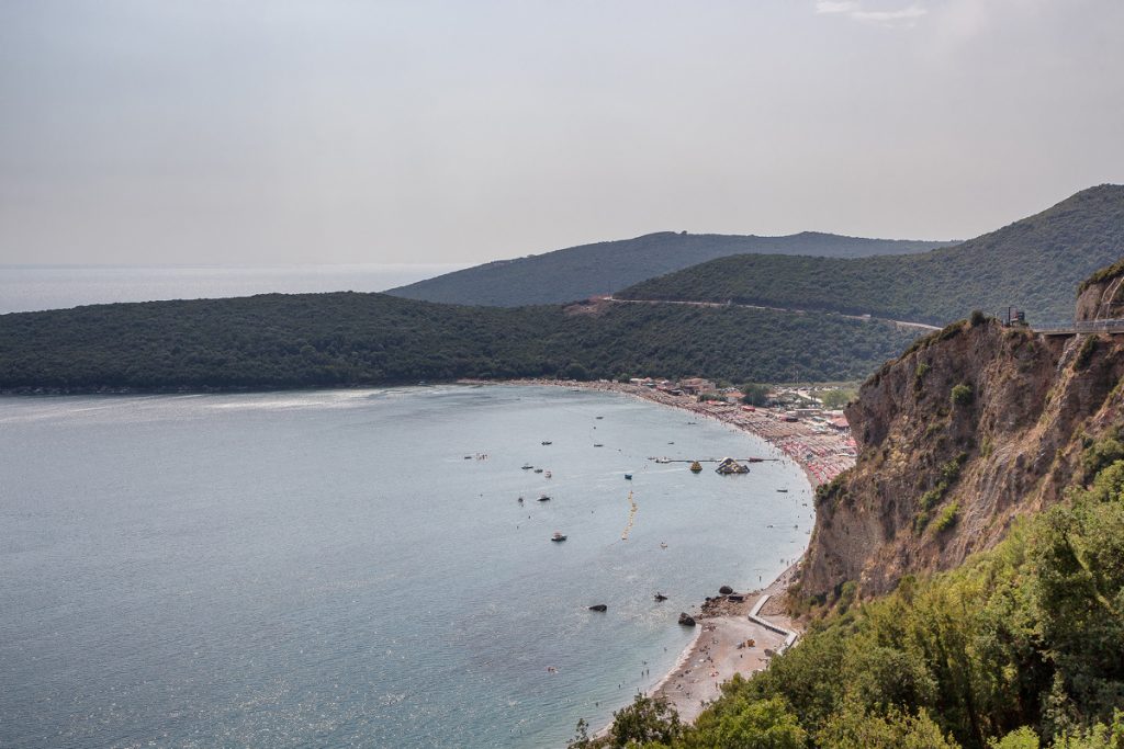 La spiaggia di Jaz vista dall'alto con le montagne sullo sfondo, uno scatto del mio viaggio in Montenegro