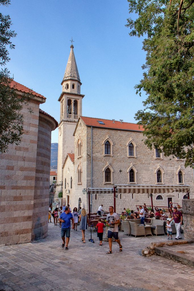centro storico di Budva, persone che passeggiano, unbar pieno di gente, fotografia del mio viaggio in Montenegro