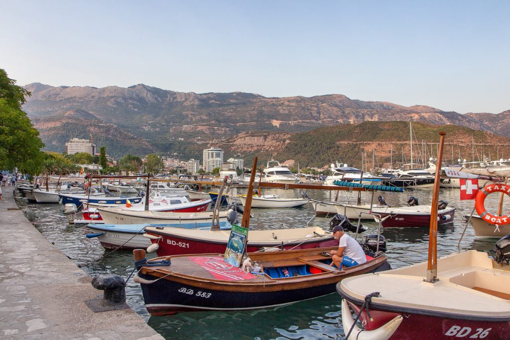 barche di pescatori attraccate al porto di Budva, uno scatto del mio viaggio in Montenegro