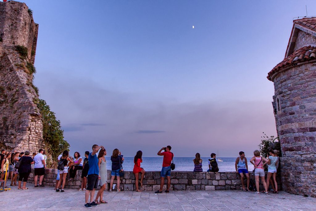 un gruppo di persone che ammira il tramonto a Budva, durante il mio viaggio in Montenegro