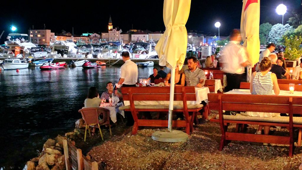 un locale con i tavoli sulla spiaggia scoperto durant eil mio viaggio in Montenegro
