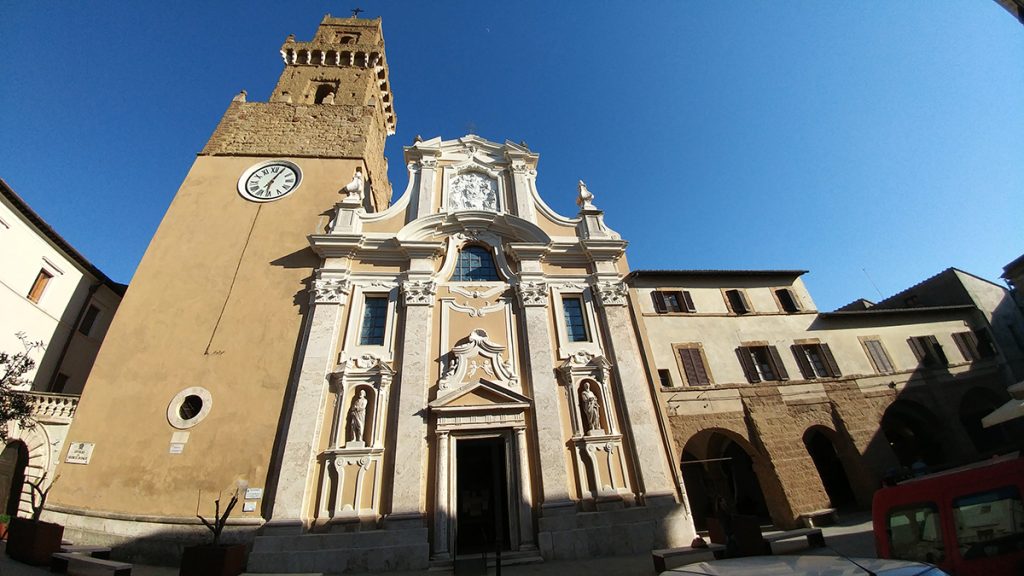 Cattedrale di Pitigliano con accanto la torre campanaria risalente al medioevo, ecco cosa vedere in Maremma