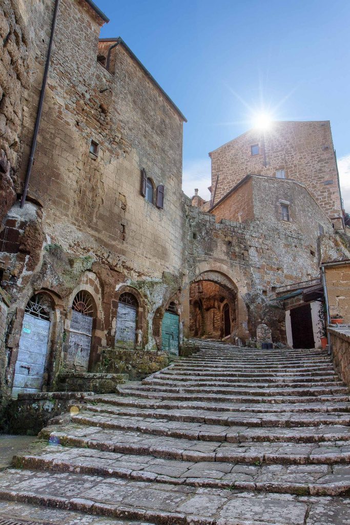 Una grande scalinata all'interno del borgo di Pitigliano, ecco cosa vedere in Maremma