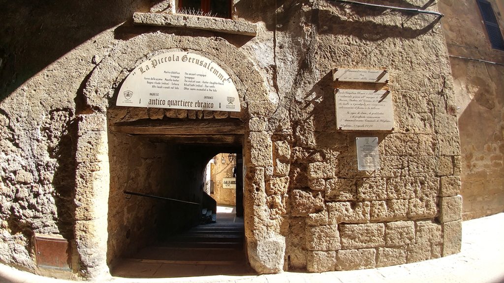 Una scalinata che conduce alla Sinagoga di Pitigliano, ecco cosa vedere in Maremma