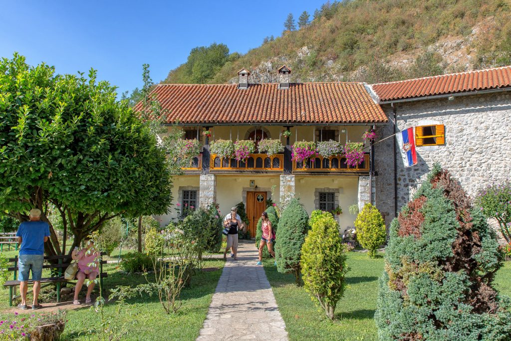 casette colorate all'nterno del monastero di Moraca, ecco cosa vedere durante le vacanze in Montenegro