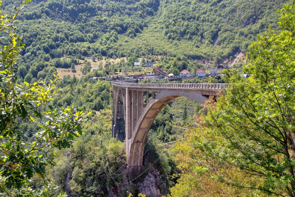 Ponte Djurdjevica sul fiume Tara, una meraviglia da vedere durante le vacanze in Montenegro