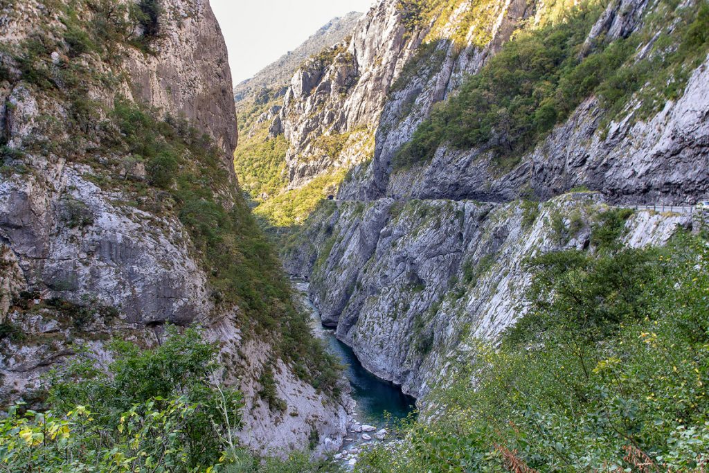 Il Tara Canyon visto dall'autobus, ecco cosa vedere durante le vacanze in Montenegro