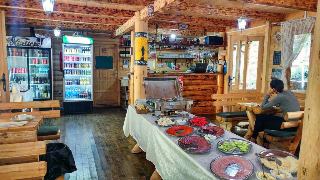 una tavolata con del cibo sopra, preparata durante la vacanze in Montenegro