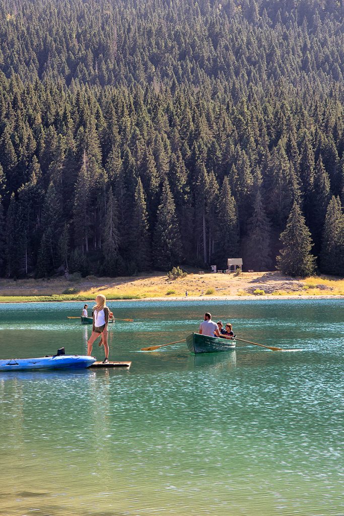 Un lago con una barca a remi vista durante il viaggio in Montenegro