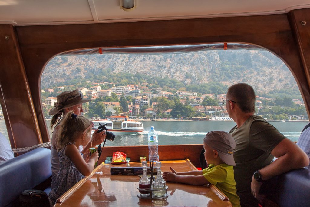 interno del battello con una famiglia che guarda il mare, durante la crociera nella baia di Kotor