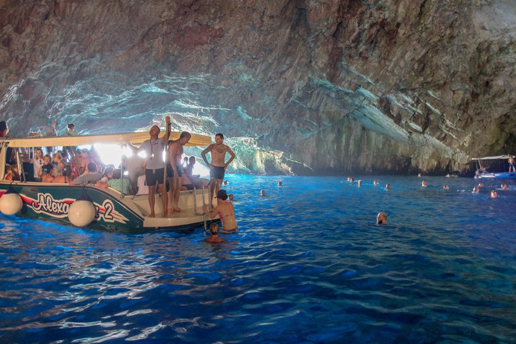 interno della grotta azzurra (Plava Spilja) nella baia di Kotor
