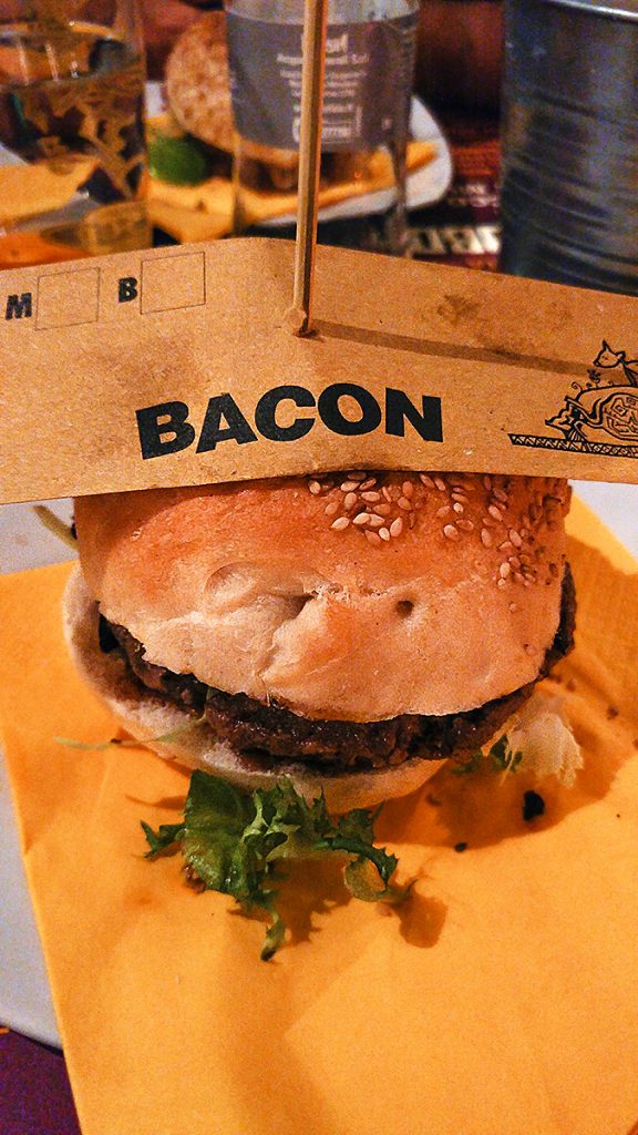 Hamburger con Bacon servito dall'Open Baladin a Roma