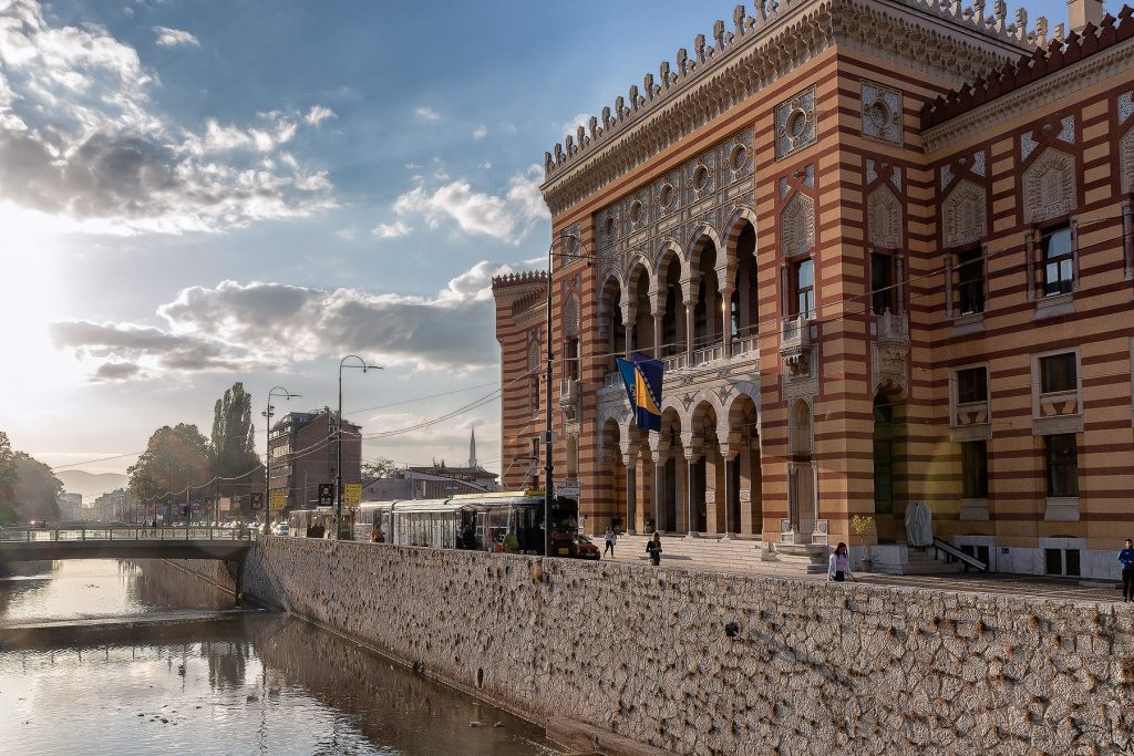 La Biblioteca Nazionale e Universitaria della Bosnia ed Herzegovina (Vijećnica) vista durante il mio viaggio in Bosnia