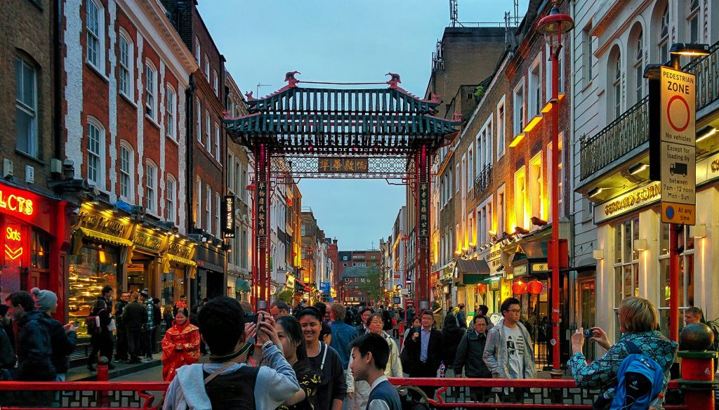 Scorcio su Chinatown con persone che passeggiano durante i tre giorni a Londra