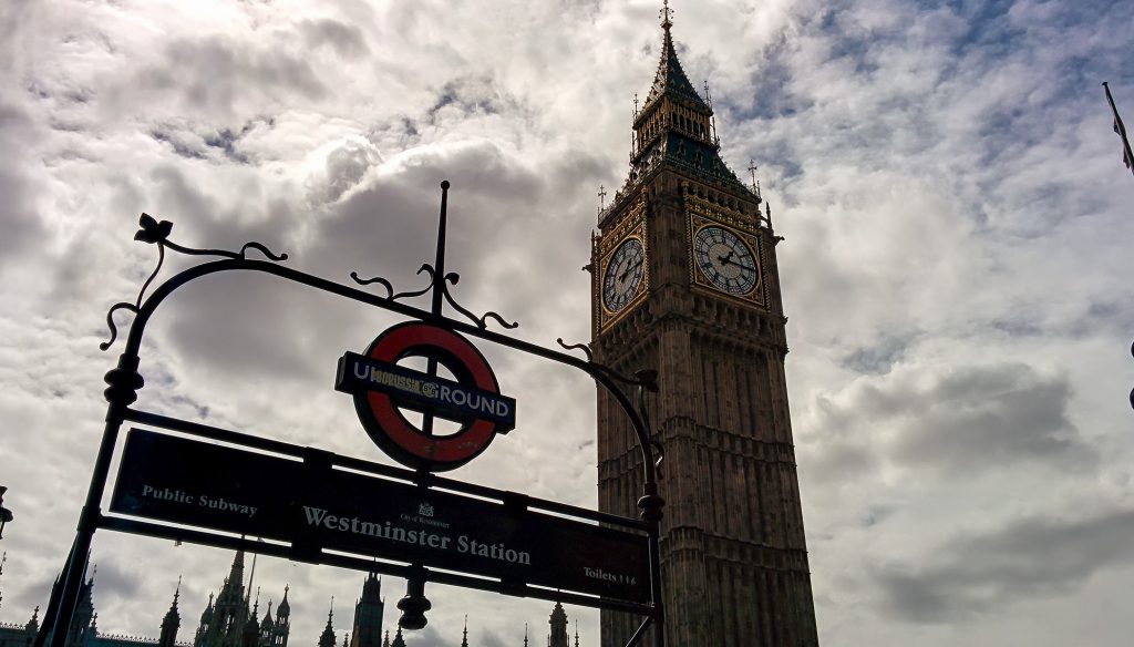 foto che ritrae il Big Ben dal basso scattata nei trei giorni a Londra