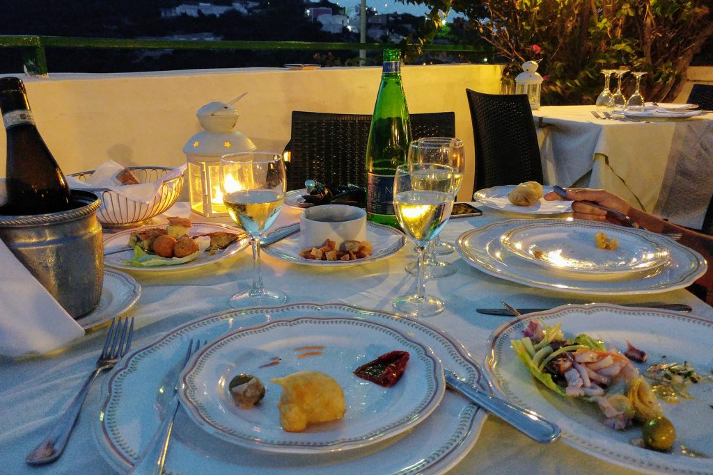 arrivare a ponza e mangiare nel ristorante da Ciro con una vista fantastica sull'isola di Palmarola