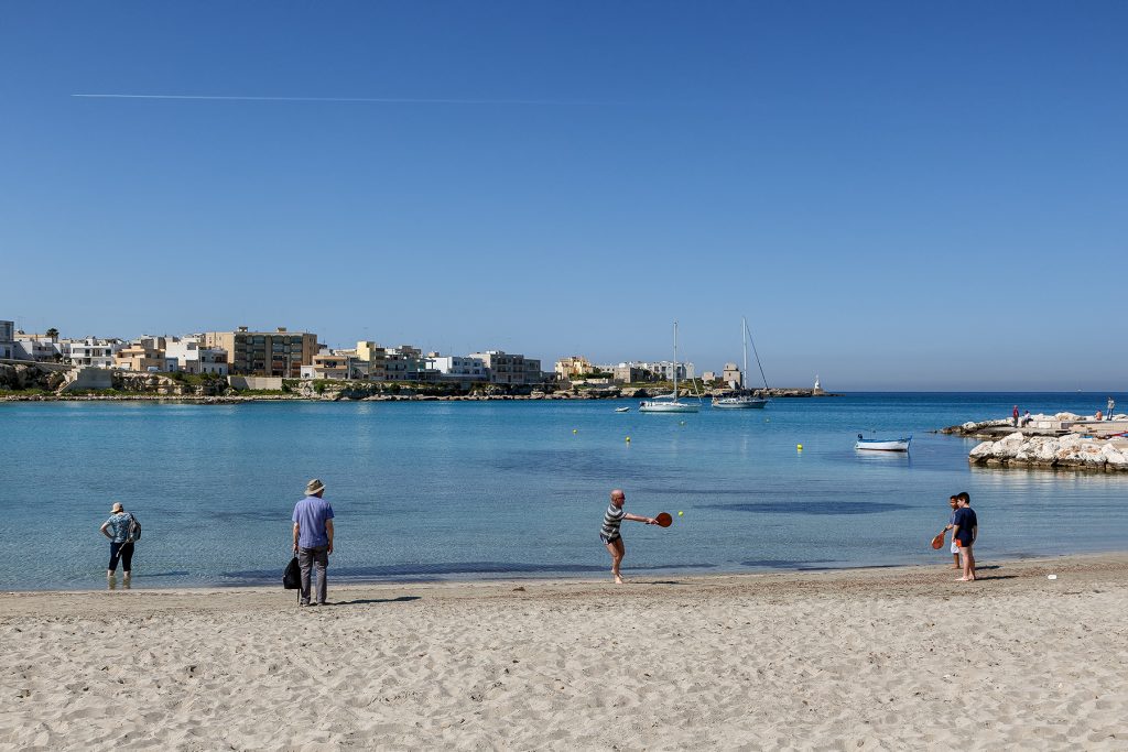 Spiaggia di fronte alla villa con dei raggazzi che stanno giocando a racchettoni durante le vacane a Otranto