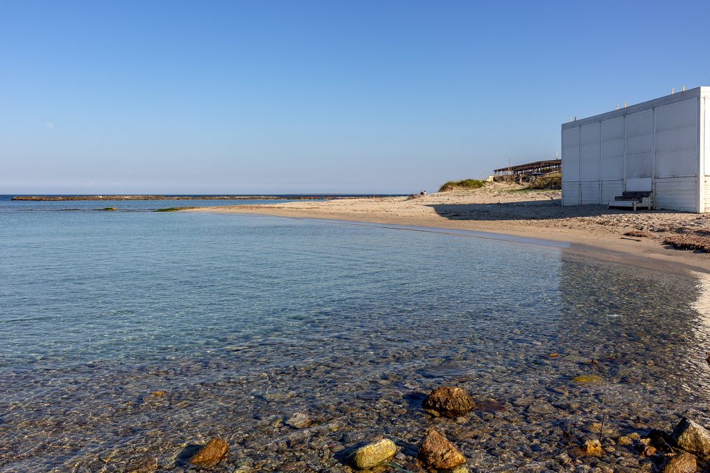 Spiaggia con chiosco chiuso da vedere durante le vacanze a Otranto