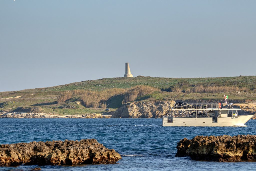 Una torre in fondo alla scogliera da vedere durante le vacanze a Otranto